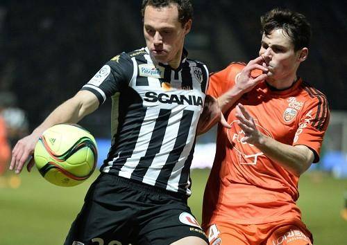  昂热下半场发力实现对洛里昂的逆转