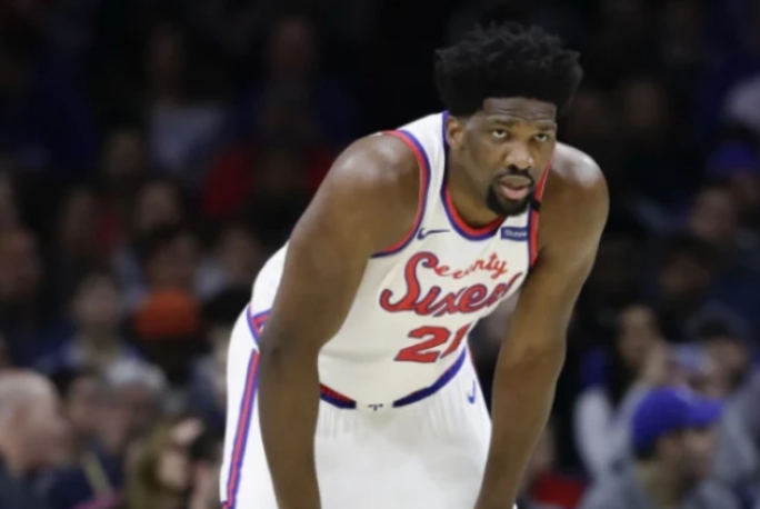  浓眉哥内线统治力尽显，湖人击败勇士抢占西部前列